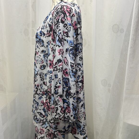 Beautiful, long sleeve floral, print, chaps soft fabric - Picture 4 of 7